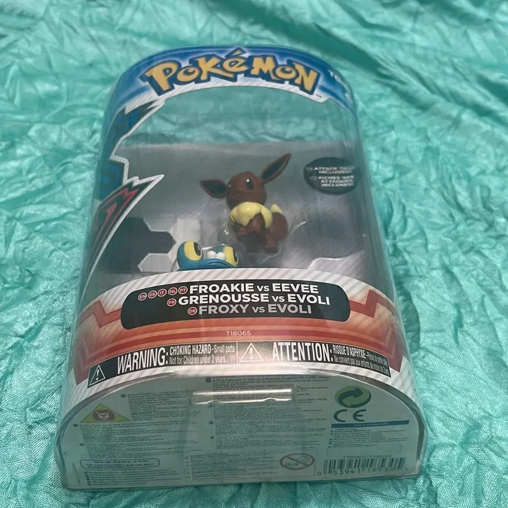 Pokémon FROAKIE vs EEVEE set figures